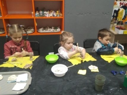 діти на занятті ліплення з глини