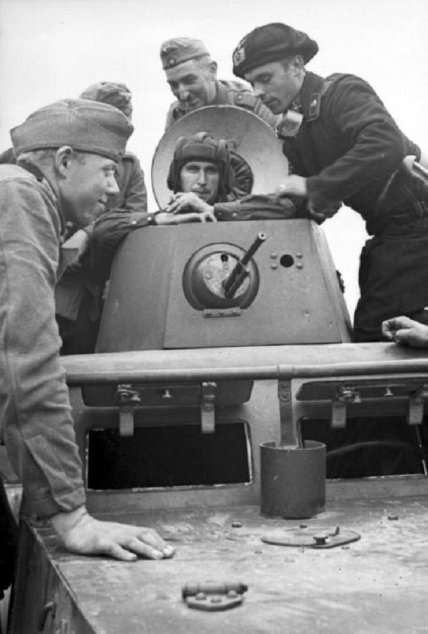 Советский танкист и немецкие солдаты, конец сентября 1939 года