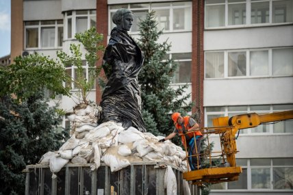У Києві демонтують захисні конструкції з пам’ятників
