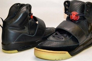 Кроссовки Канье Уэста оценили в десятки тысяч долларов