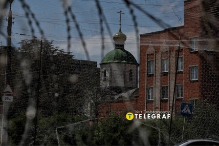Колючий дріт та антидронова сітка. Фото Ян Доброносов "Телеграф"