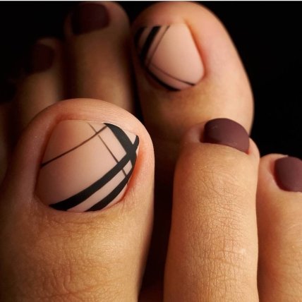 Тренди педикюру 2023 — геометрія та абстракція