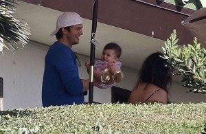 Мила Кунис и Эштон Катчер засветились вместе с дочкой на вечеринке