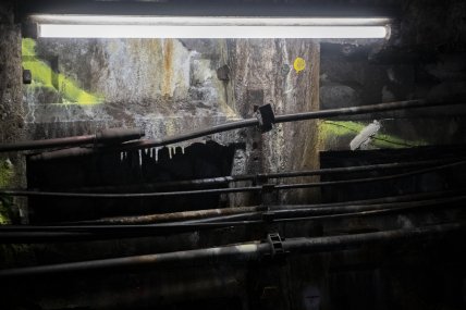 Від підтоплення всередині тунелю вже формуються "сталактити"