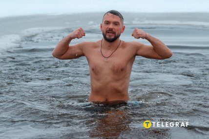 Люди занурюються в ополонку у Києві на Водохреще 2026