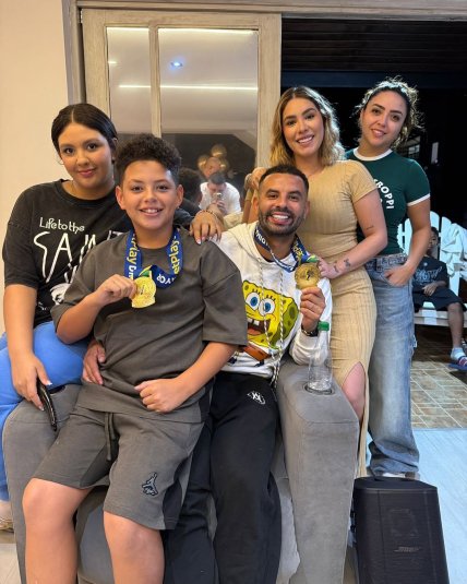 Эдвин Кардона с семьей