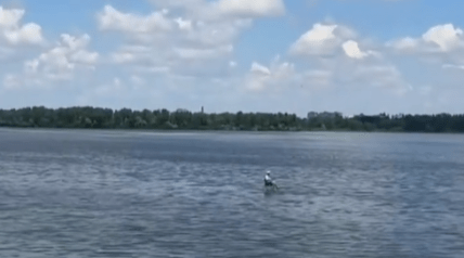 Как рыбак посреди Днепра сидит на стуле