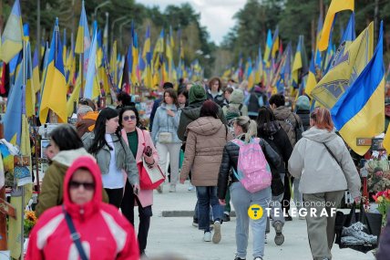 Провідна неділя на Лісовому кладовищі в Києві