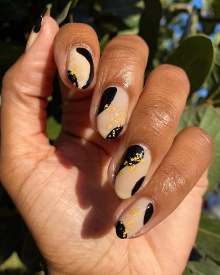 Маникюр с золотой фольгой