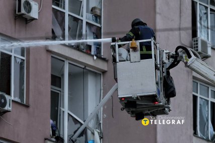 Пожарные тушат огонь в Киеве