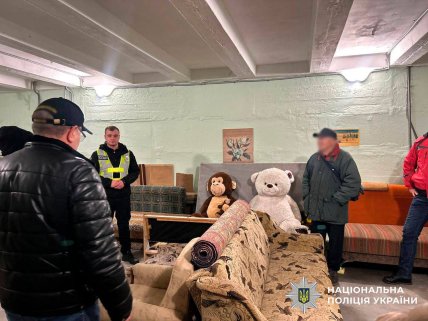 Як виглядає укриття, куди не пустили маму з дитиною в Києві