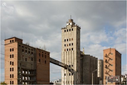 Харківський елеватор біля Південної залізниці фото