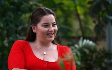 Актриса Элджин Афаджан в сериале "Постучись в мою дверь"