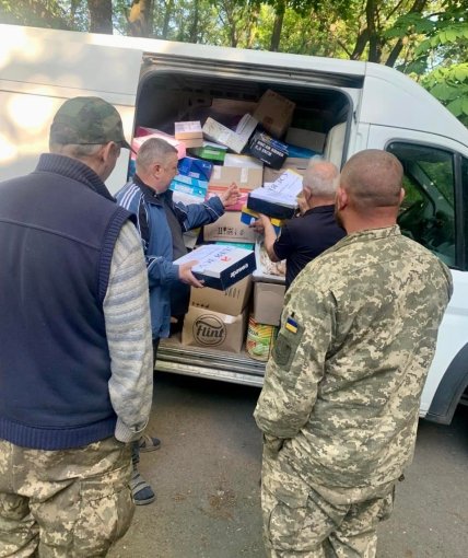 Люди біля буса з гуманітаркою