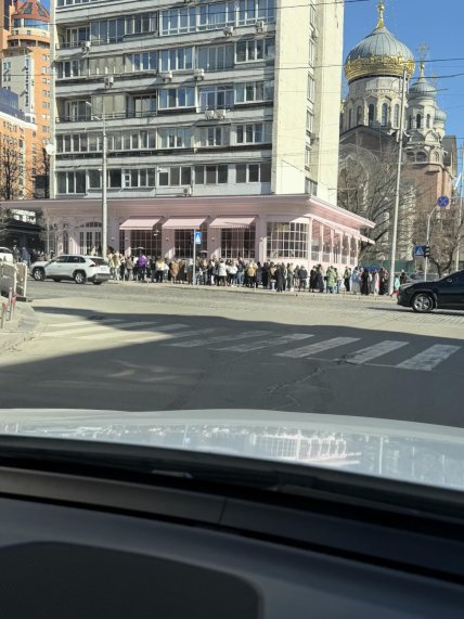 В заведение выстроились большие очереди