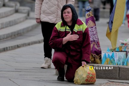 Люди ставали на коліна на знак пошани до героїні