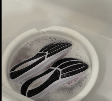 Как постирать кроссовки дома