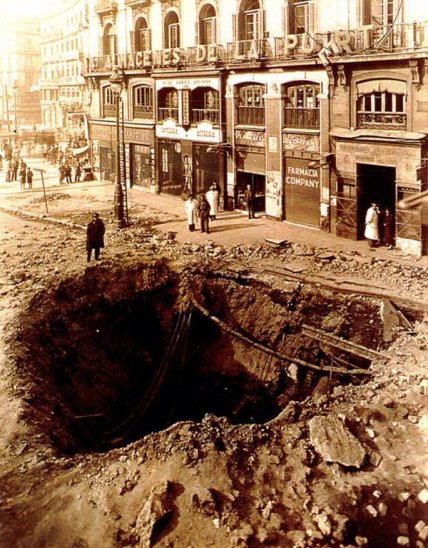 Воронка від бомби франкістів у Мадриді, листопад 1936 року