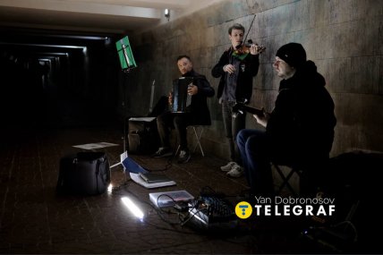 Музыканты играют в свете фонарика