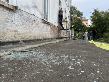 У дворі Свято-Миколаївської церкви скло з розбитих вікон