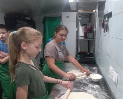 діти роблять коржі для піци
