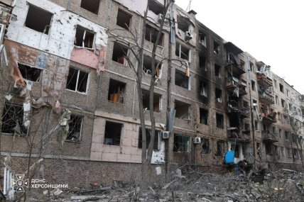Наслідки ворожого удару у Херсоні. Фото: ДСНС України