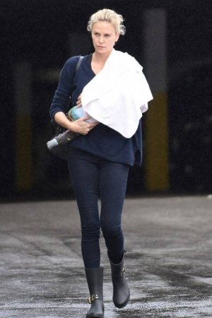 Шарлиз Терон скрывает свою приемную дочь от публики