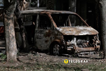 На вулицях міста стоять згорівші автомобілі