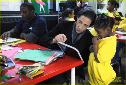 Эдриан Броуди в роли Санта Клауса - изображение №2