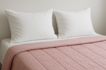 На ліжку чисті білі подушки