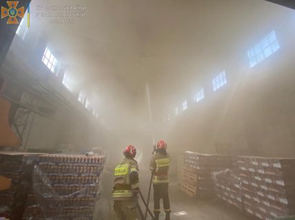 Пожежні всередині палаючого складу