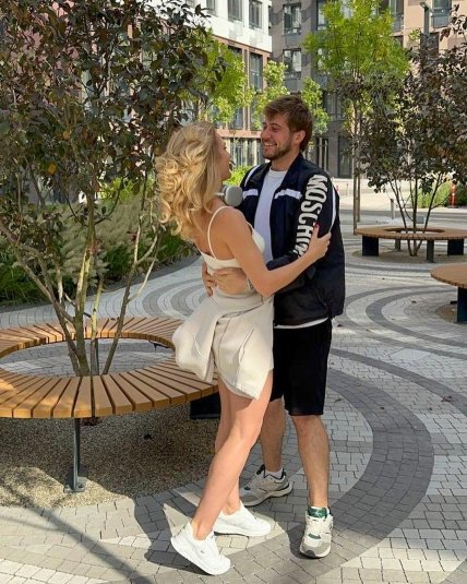 марина боржемська обіймає чоловіка