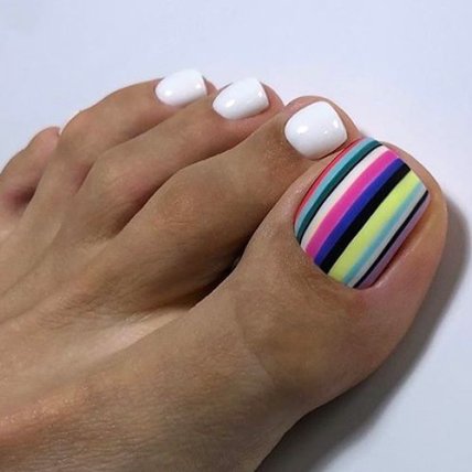 Тренди педикюру 2023 — геометрія та абстракція