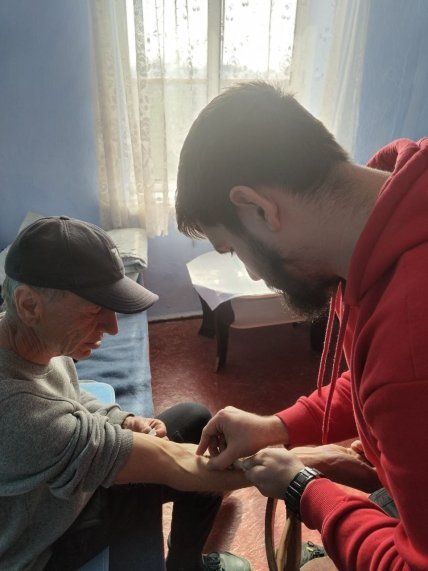 Врач делает внутривенную инъекцию мужчине