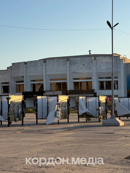 Росія скинула 5 КАБ на Суми 17.07.2026, пошкоджено фото героїв на Алеї Слави