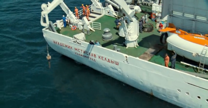 Судно Академік Мстислав Келдиш та прапори росії у фільмі Титанік 1997 року