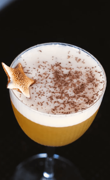 Коктейль увенчан пекановой пеной и украшен поджаренным зефиром