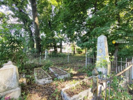 Старинное кладбище в Хмельницком