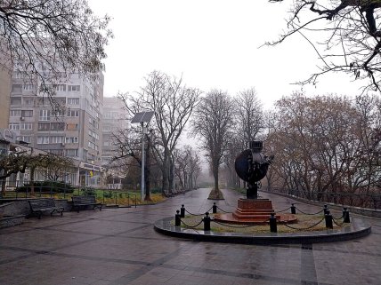 На бульварі Військово-морських сил в Одесі є пам'ятник апельсину