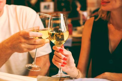 Люди пьют вино