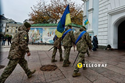 жовто-блакитні прапори, прощання з Гузенком