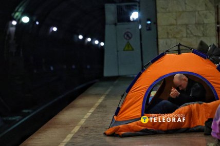 Люди з наметами в метро