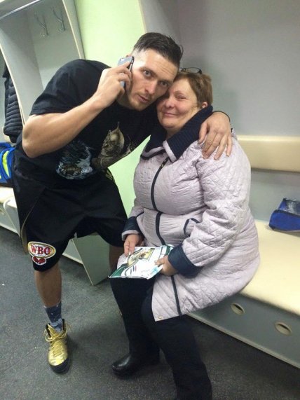 Олександр Усик мама