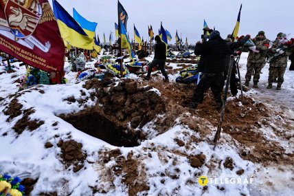 Сине-желтые флаги над могилами