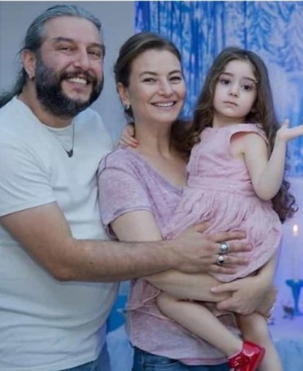 Ніхан Бююкаач з сім'єю - колишнім чоловіком та донькою