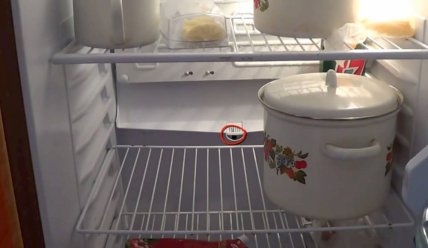 Зачем в холодильнике сделали маленькое отверстие на задней стенке