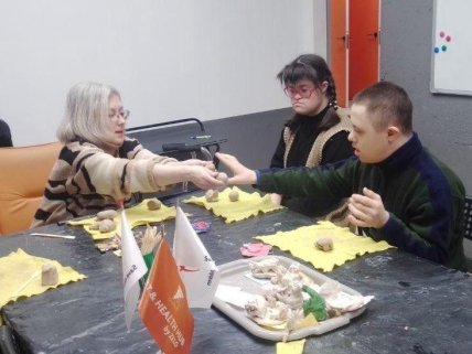 заняття ліплення з глини - викладачка та діти