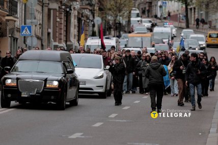 Рух в центрі міста зупинився на знак поваги до Вікторії