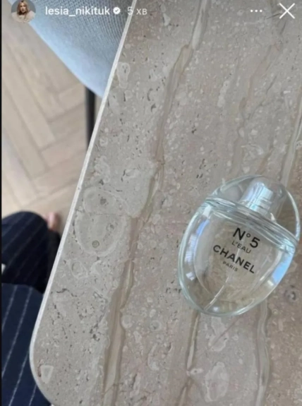 Флакон Chanel N°5 L’EAU на каменной поверхности