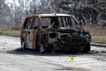 Сгоревшие автомобили на улицах Дружковки